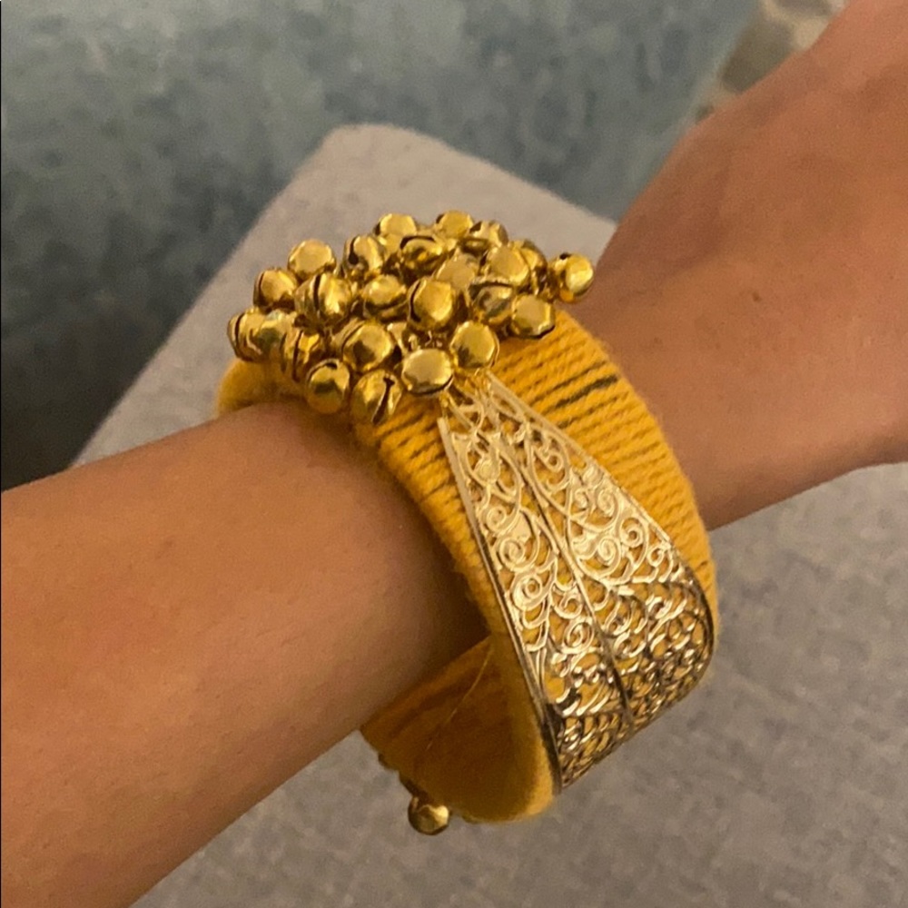 ❤️3 for $25❤️ yellow and gold bangle with bells.